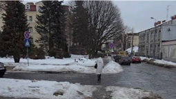 У Луцьку люди ігнорують перенесені пішохідні переходи (відео)