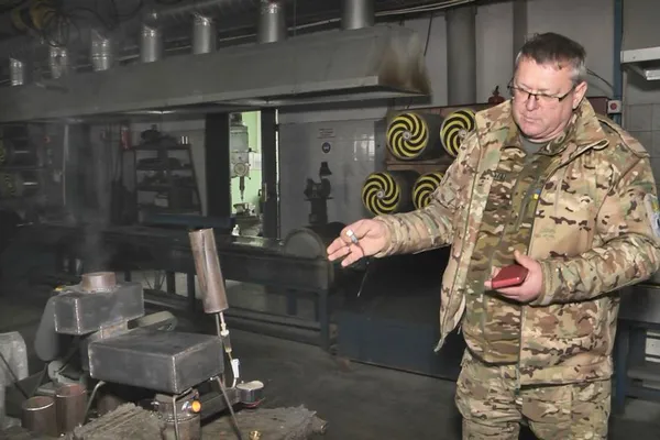 Волонтер Руслан Чарук під'єднує пічку до зарядного пристрою