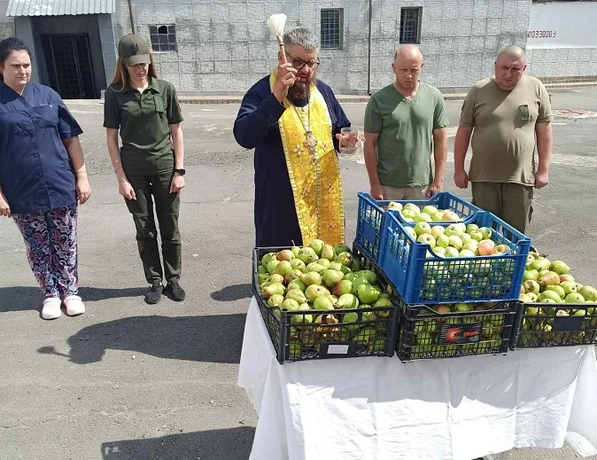 У Луцькому СІЗО освятили яблука та груші (фото)