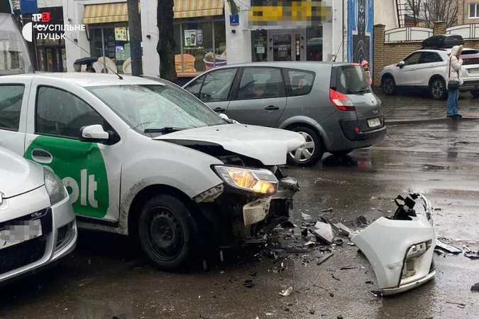 Центр Луцька паралізувала аварія за участю таксі (оновлено, відео)