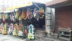 У Луцьку зникла точка продажу штучних квітів і вінків (фото) 