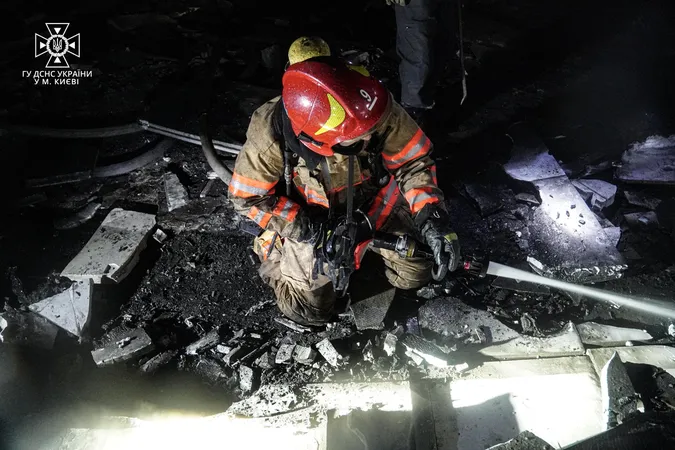 Нічна атака ворога: у Святошинському районі Києва горів магазин (фото, відео)