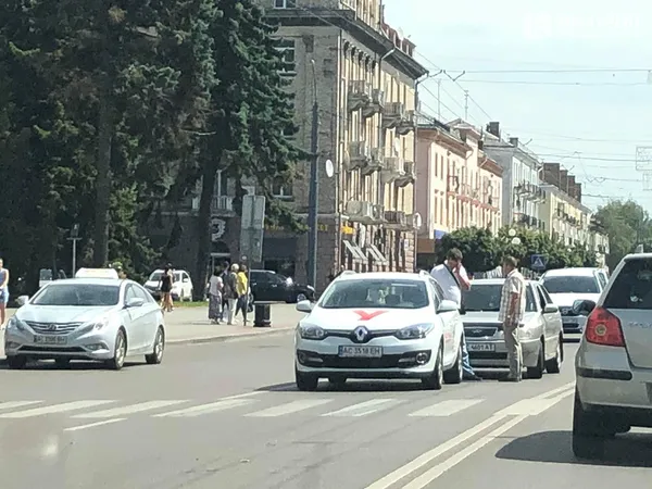 У центрі Луцька – ДТП: утворився затор (фото)