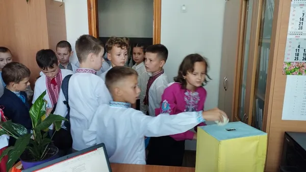 Замість квітів – донат на ЗСУ: у селі під Луцьком на 1 вересня зібрали майже 30 тисяч (фото)