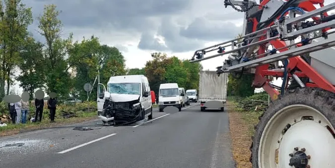 На Волині бус протаранив трактор – постраждав 60-річний пасажир (фото, відео)