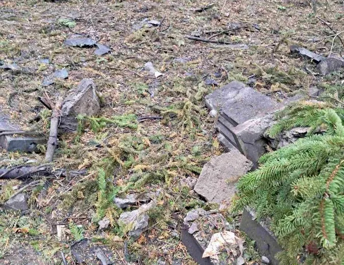 У Рівному ворожий дрон пошкодив понад 10 могил на кладовищі (фото)