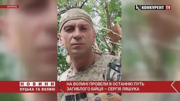 Провели Героя, стоячи навколішках: на Волині попрощались із загиблим бійцем (відео)