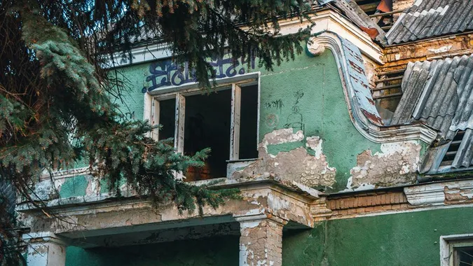 У Луцьку розчистили хащі біля занедбаного будинку на Ярощука (фото)