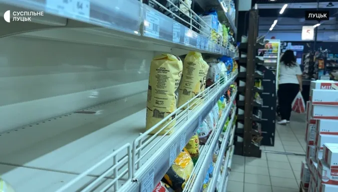 У Луцьку спорожніли полиці супермаркетів: чи є дефіцит круп і макаронів та як змінилися ціни (фото, відео)