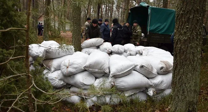 На Волині силовики і місцеві жителі облаштовують фортифікаційні споруди (фото)