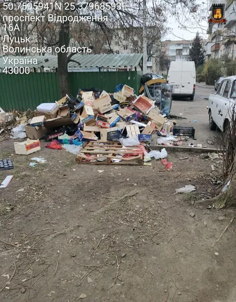 Працівник супермаркету влаштував у Луцьку справжнє звалище (фото)