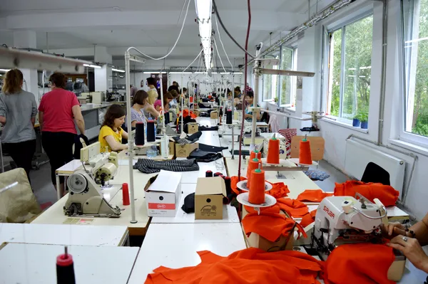 Як у Луцьку шиють оригінальний одяг River Island (фото)