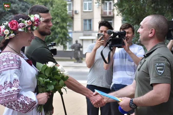 На Донеччині у волинській бригаді відгуляли подвійне весілля (фото)