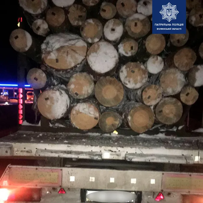 На Волині патрульні зупинили вантажівку з підозрілою деревиною