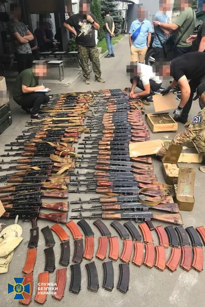 У Києві добробат незаконно створив арсенал: вилучили 60 автоматів (фото)
