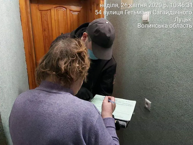 Муніципали «спалили» лучанок, які продавали вдома сурогатний алкоголь (фото)