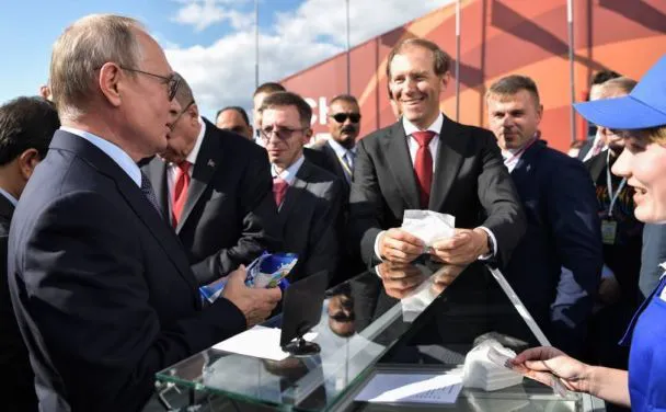 Путін вітав з Новим роком з підставними військовими (фото)