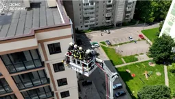 Біля луцької «висотки» підняли до даху рятувальників на пожежній драбині: що там сталося (фото)