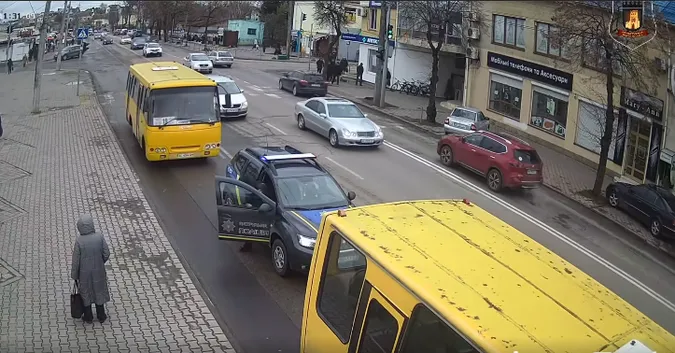 Під носом у патрульних: у Луцьку водій маршрутки проїхав на «червоний» (відео)