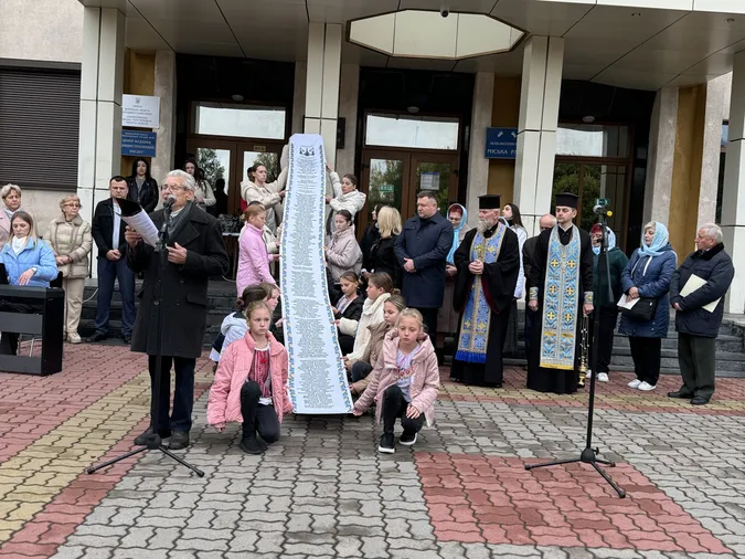 У Нововолинську створили 20-метровий вишитий рушник з іменами полеглих Героїв (фото)