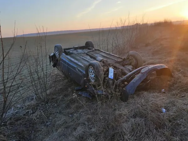 ДТП з перекиданням поблизу Локач: водія госпіталізовано (фото)
