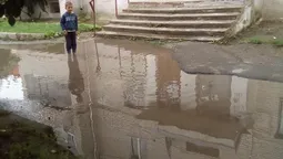 Ні пройти, ні проїхати: луцький двір перетворився на озеро (фото)