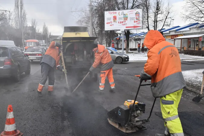 У Луцьку почали латати асфальт на Гордіюк (фото)