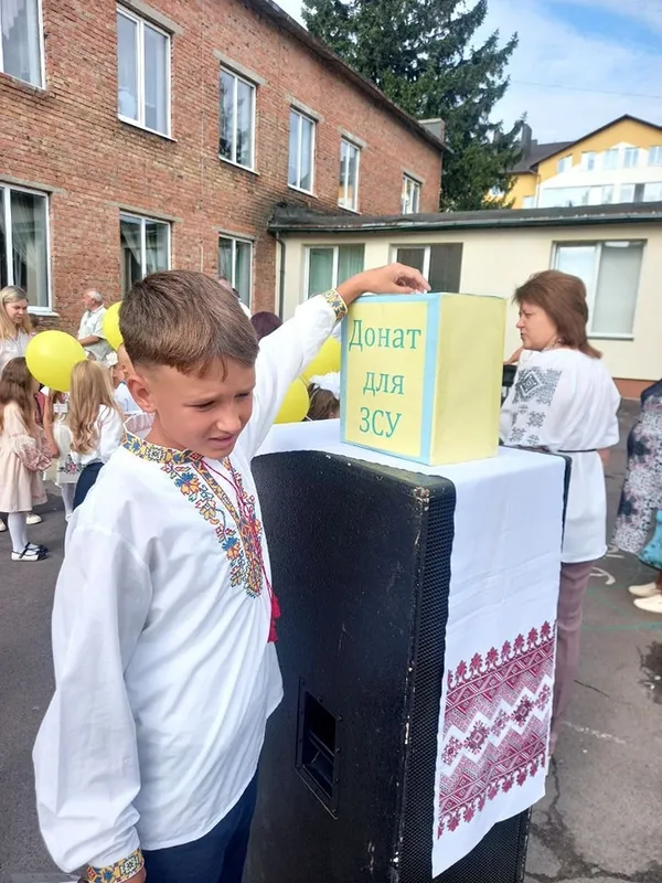 Замість квітів – донат на ЗСУ: у селі під Луцьком на 1 вересня зібрали майже 30 тисяч (фото)