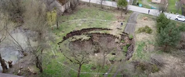 Ціле село може піти під землю: аномальна зона «пожирає» будинки на Львівщині (відео)