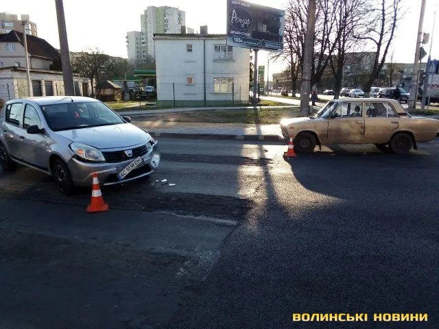 Намагався розвернутись, але не впорався з керуванням: у Луцьку – потрійна ДТП (відео)