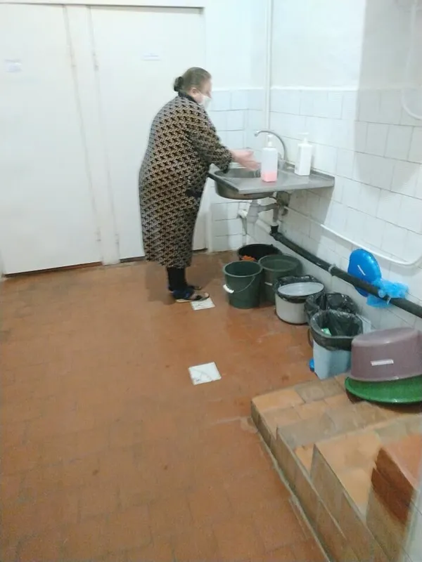 Один туалет на два поверхи і крани за ширмою: хворі на ковід нарікають на умови лікарні на Волині (фото)