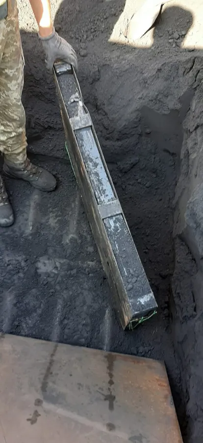 Луцькі прикордонники у вагоні з рудою знайшли майже 1400 пачок сигарет (фото)