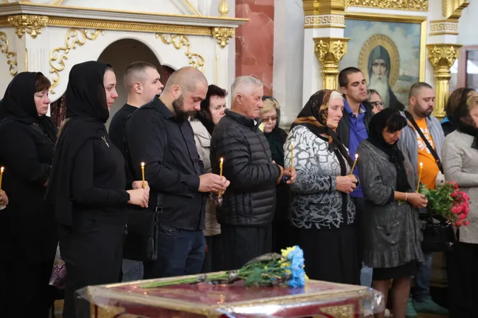 Луцьк навколішки попрощався з воїном Анатолієм Гончаревичем