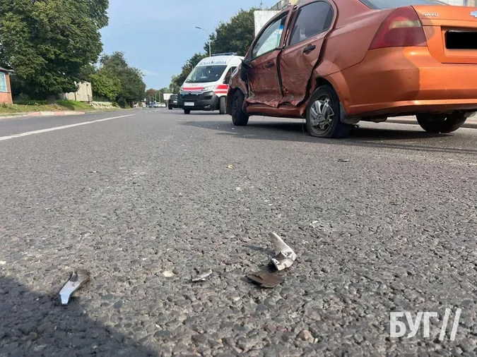 У Володимирі бус протаранив легковик і втік з місця ДТП (фото)
