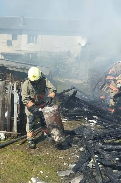 Всередині був газовий балон: у Камені-Каширському загорівся дерев'яний сарай (фото)
