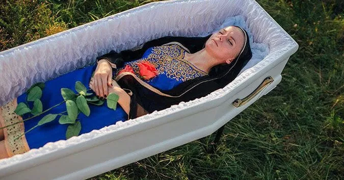 У Дніпрі представили колекцію одягу для покійниць (фото)