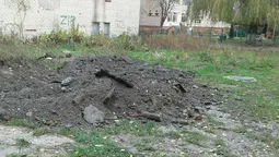 Працівники "Луцьктепла" викинули сміття біля дитсадка (фото) 