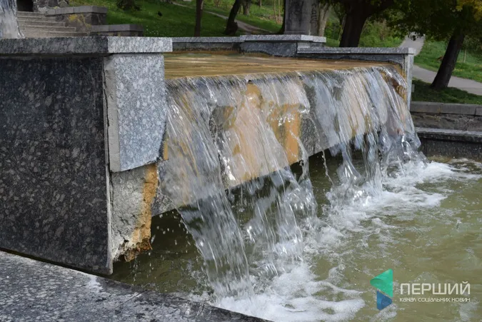 У Луцьку увімкнули фонтани до Великодня (фото)