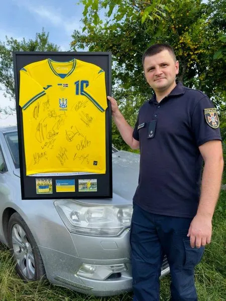 За донат: волинянин отримав футболку з підписами збірної України з футболу (фото)
