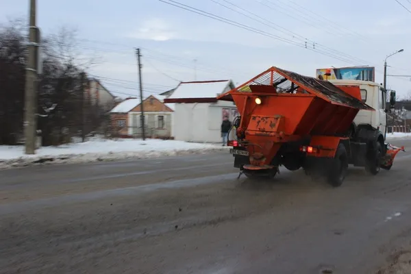 Луцькі комунальники активно борються з ожеледицею (фото)
