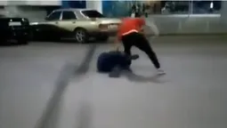 Біля "Променя" двоє молодиків влаштували бійку (відео)