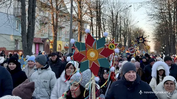 Понад тисяча учасників та різдвяні зірки: у Нововолинську вперше відбулася Хода звіздарів (фото)