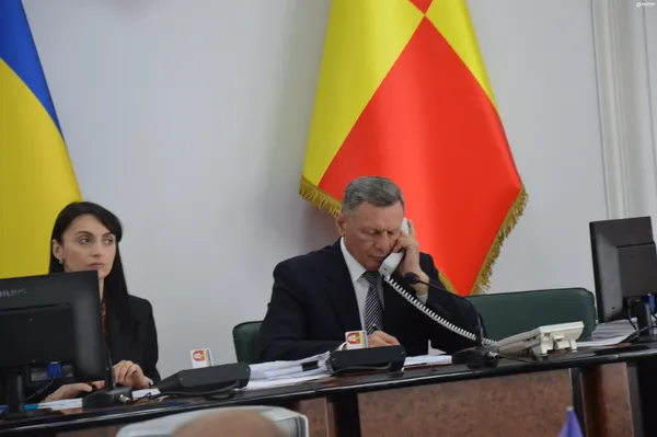 Мер Луцька Микола Романюк дає розпорядження по стаціонарному телефону