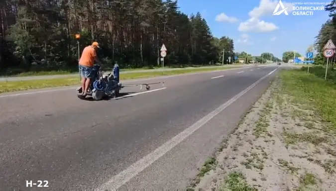 На волинських дорогах наносять розмітку (відео)