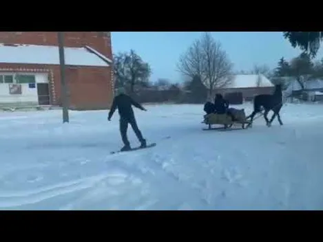 Дрифт на санях: як  розважається молодь у селі біля Волині