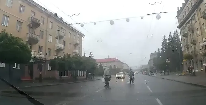 Не цінують свого життя: у Луцьку пішоходи переходять дорогу, де їм заманеться (відео)