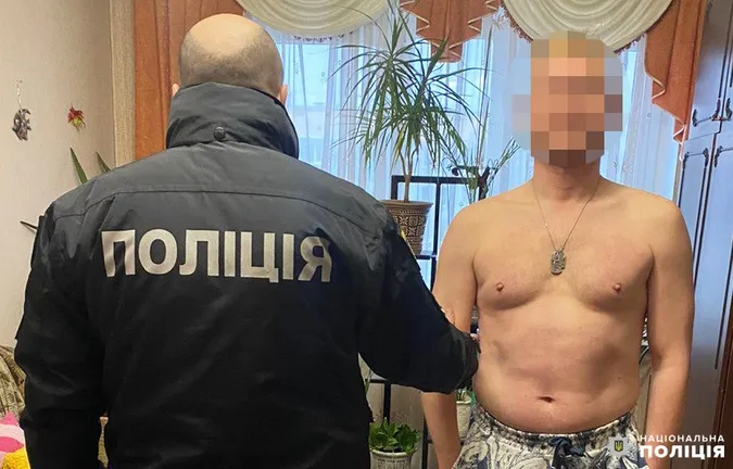 У Рівному напівоголений неадекват стріляв з балкона з пістолета (фото)