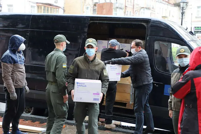 Українські прикордонники отримали від ЄС рукавички та дезінфектори (фото)