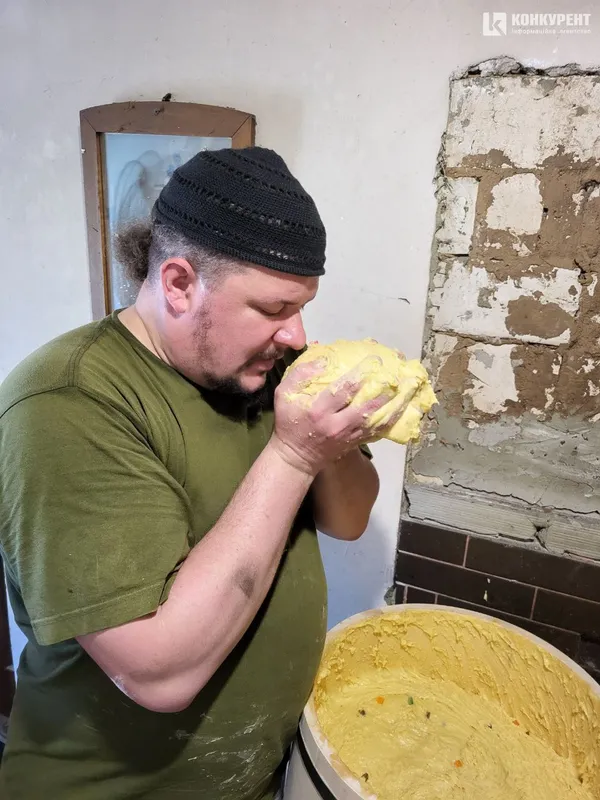 Як у Жидичинському монастирі печуть паски: секрети приготування від ігумена Никодима (фото)