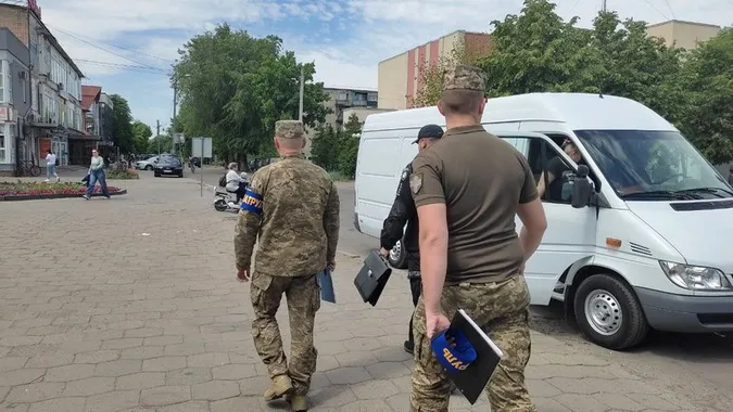 Як на Волині чоловіки реагують на вручення повісток
